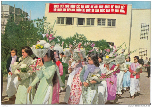Welcoming Women - women - Hanoi - old postcard - Vietnam - unused - JH Postcards