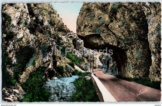 Le Defile de la Pierre - Les Rochers surplombant la route - 10 - old postcard - France - unused - JH Postcards