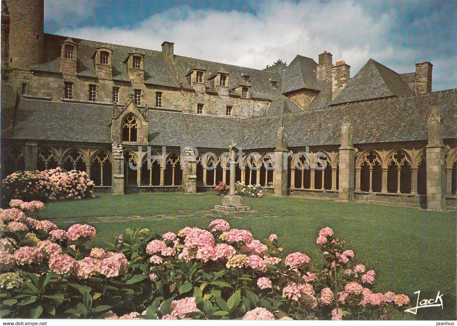 Treguier - Le cloitre du XV siecle - The Gothic Cloister - 22220 - France - unused - JH Postcards
