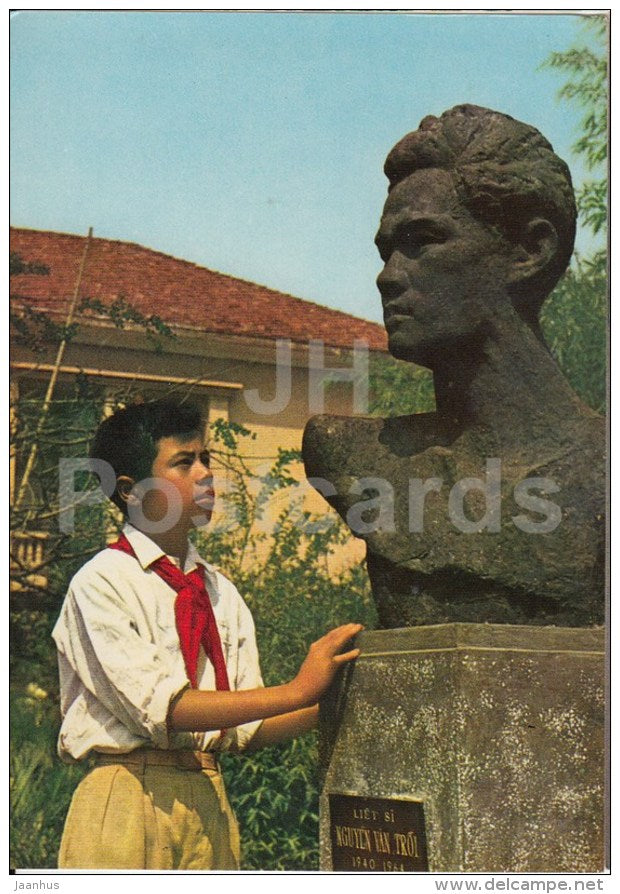 Admiringly looking at Nguyen van Troi´s statue - pioneer - boy - Hanoi - old postcard - Vietnam - unused - JH Postcards