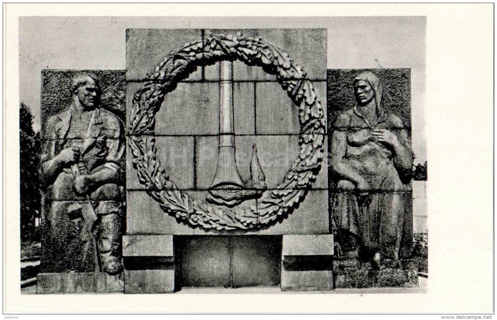 Bas-Relief on the Side Wall - Piskaryovskoye Memorial Cemetery - Leningrad - 1971 - Russia USSR - unused - JH Postcards