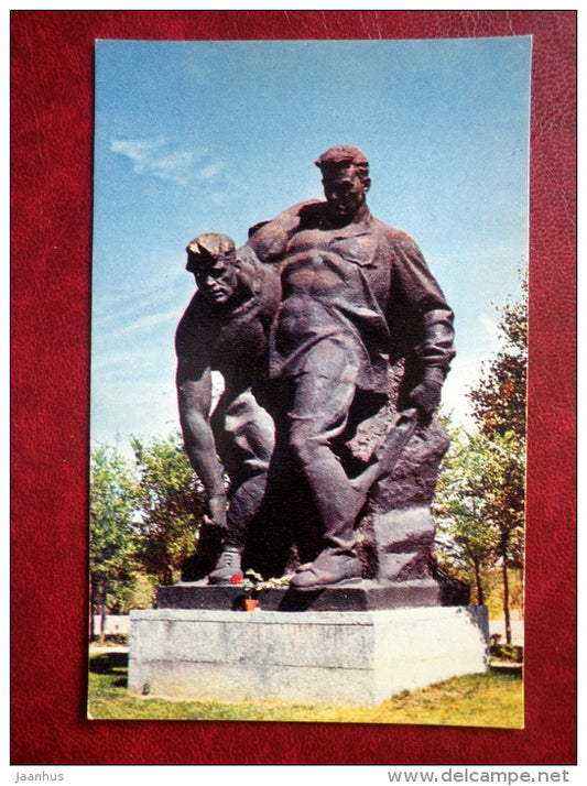 soldiers sculptures - memorial - battle of Stalingrad - Mamayev Kurgan - Volgograd - 1968 - Russia USSR - unused - JH Postcards