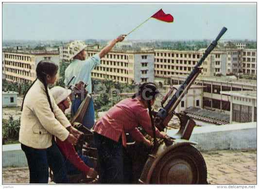 A Student´s Self-Defence Group of the Polytechnical College - anti-aircraft gun Hanoi - old postcard - Vietnam - u - JH Postcards