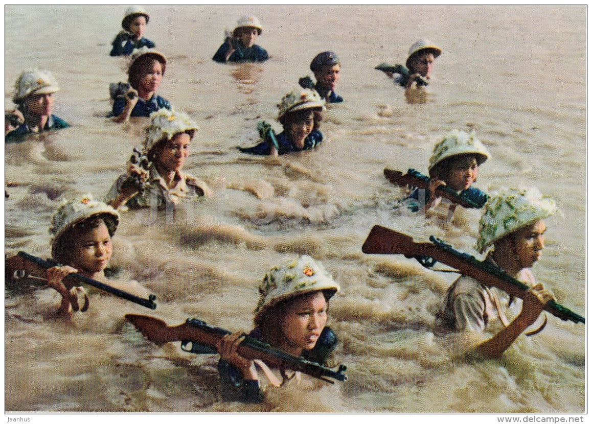 crossing the river Hong - women soldiers - Hanoi - old postcard - Vietnam - unused - JH Postcards