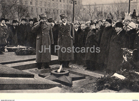Stalingrad Battle - Soviet Marshal at Eternal Flame - military - 1968 - Russia USSR - unused - JH Postcards