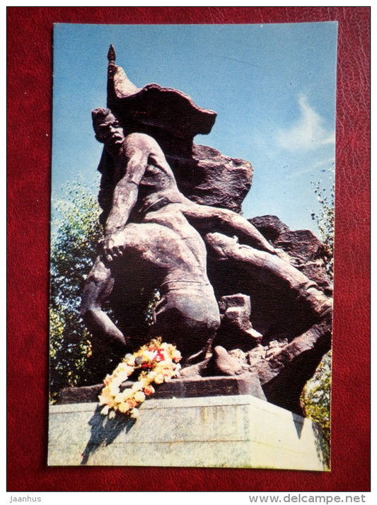 soldier with flag - memorial - battle of Stalingrad - Mamayev Kurgan - Volgograd - 1968 - Russia USSR - unused - JH Postcards