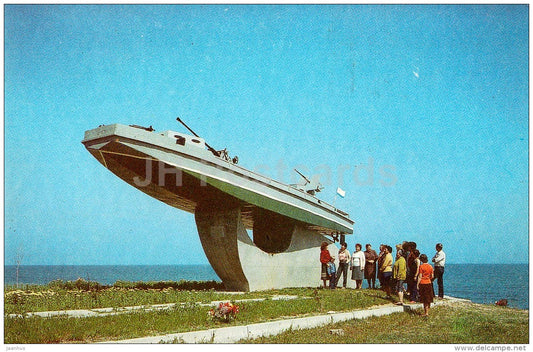 monument to the heroes of the Eltigen landing - motor boat - Kerch - Crimea - Ukraine USSR - 1989 - unused - JH Postcards