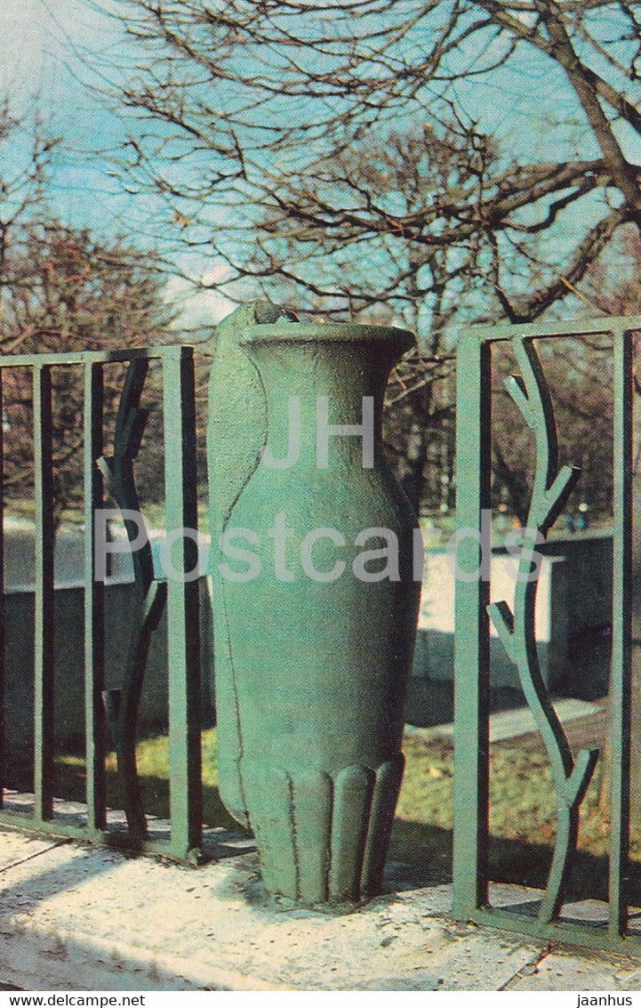 Leningrad - St Petersburg - Piskaryovskoye Memorial Cemetery - fragment of the fence - 1981 - Russia USSR - unused - JH Postcards