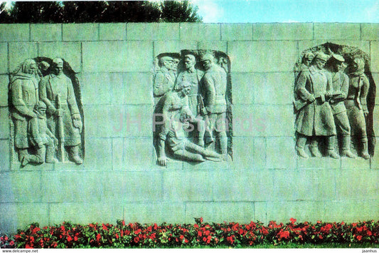 Leningrad - St Petersburg - Piskaryovskoye Memorial Cemetery - Sculptural reliefs - 1976 - Russia USSR - unused - JH Postcards