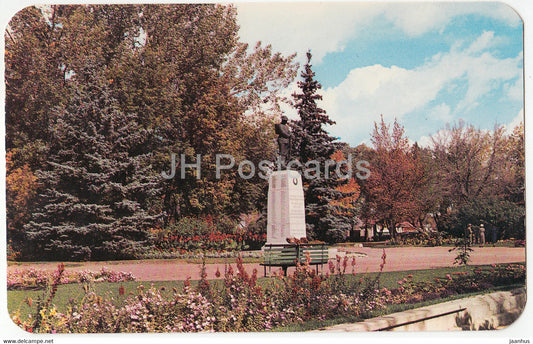The War Memorial in the Park at Lethbridge - Alta - Canada - unused - JH Postcards