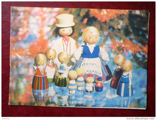 New Year Greeting card - wooden dolls in Estonian folk costumes - 1979 - Estonia USSR - used - JH Postcards