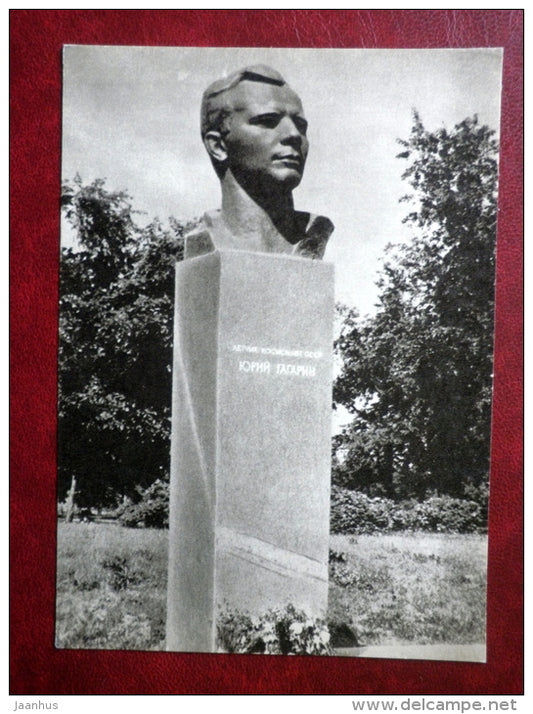 buste of Gagarin at Cosmonauts Alley in Moscow - cosmonaut - Yuri Gagarin - 1969 - Russia USSR - unused - JH Postcards