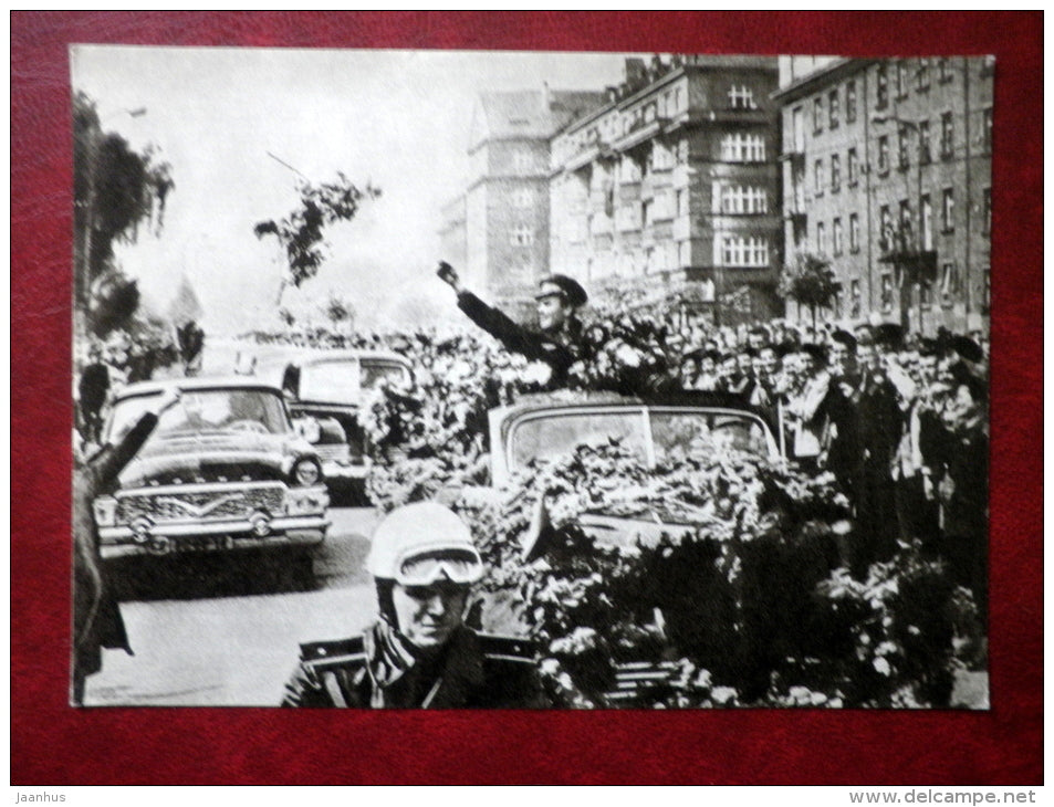 the capital of Czechoslovakia welcomes Gagarin - car Chayka - cosmonaut - Yuri Gagarin - 1969 - Russia USSR - unused - JH Postcards