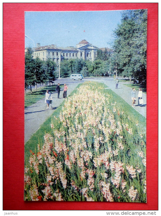 Alley gladioli on Lenin Street - Omsk - 1977 - USSR Russia - unused - JH Postcards