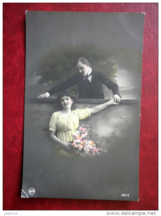 man and woman - couple - flowers - KGL 861/2 - old postcard - circulated in Estonia - used - JH Postcards