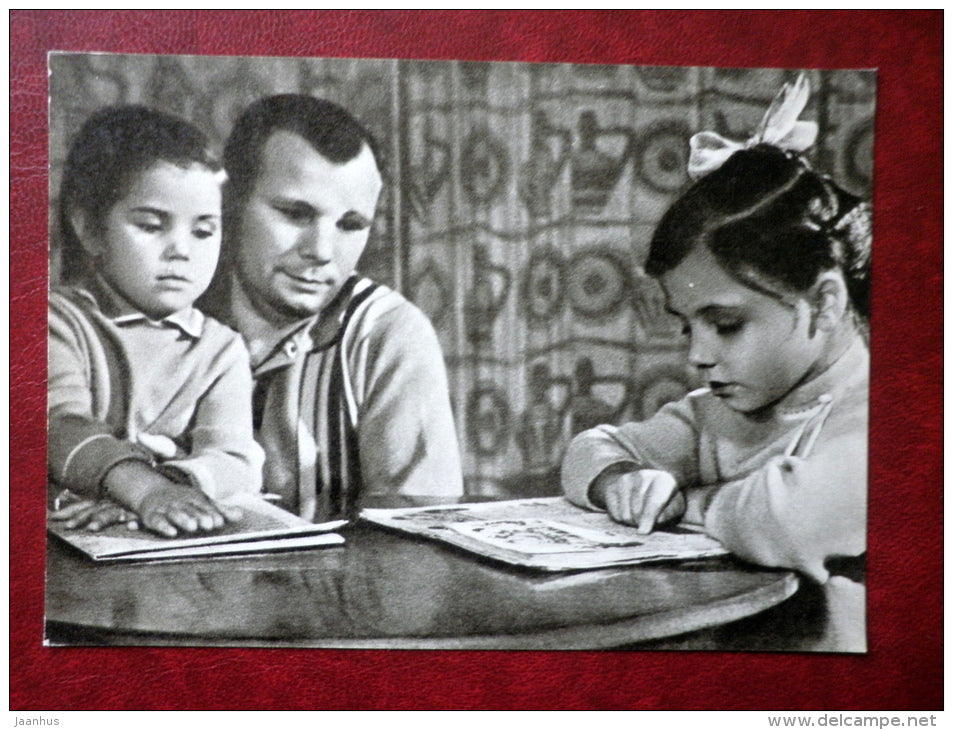 with daughters - cosmonaut - Yuri Gagarin - 1969 - Russia USSR - unused - JH Postcards