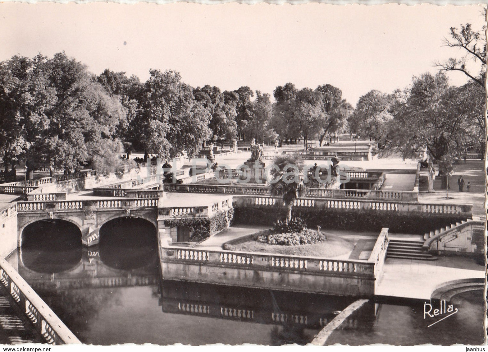 Nimes - Jardins de la Fontaine - dessines par le Notre au XVIII - France - unused - JH Postcards