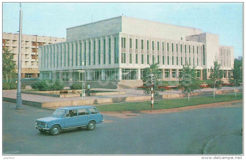 Boundary House of Political Education - car Zhiguli - Krasnoyarsk - 1978 - Russia USSR - unused - JH Postcards