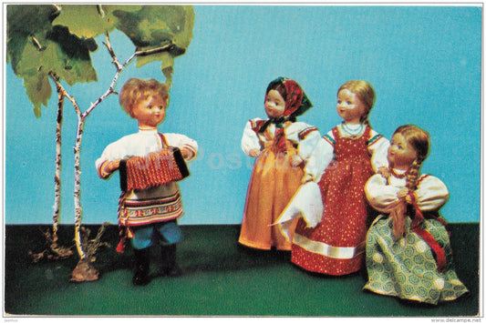 In the Clearing - dolls in Russian national costumes - accordion - 1967 - Russia USSR - unused - JH Postcards