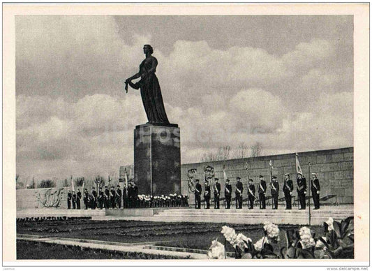 Guard of Honour - Piskaryovskoye Memorial Cemetery - Leningrad - St. Petersburg - 1964 - Russia USSR - unused - JH Postcards