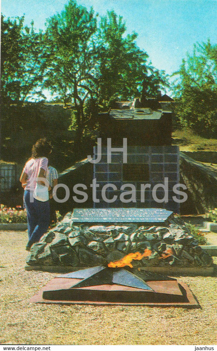 Bakhchysarai Museum - Eternal flame at the brotherly cemetery - tank - 1975 - Ukraine USSR - unused - JH Postcards