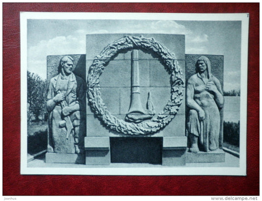Bas-Relief on the Memorial wall , left s - Piskaryovskoye Memorial Cemetery - Leningrad  - 1962 - Russia USSR - unused - JH Postcards