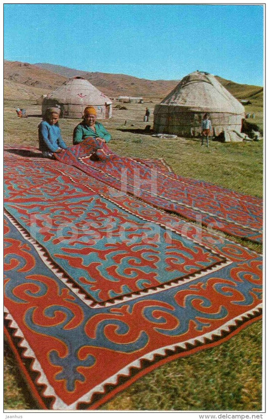 carpet weavers - Kyrgyz masters - handicraft - 1974 - Kyrgyzstan USSR - unused - JH Postcards