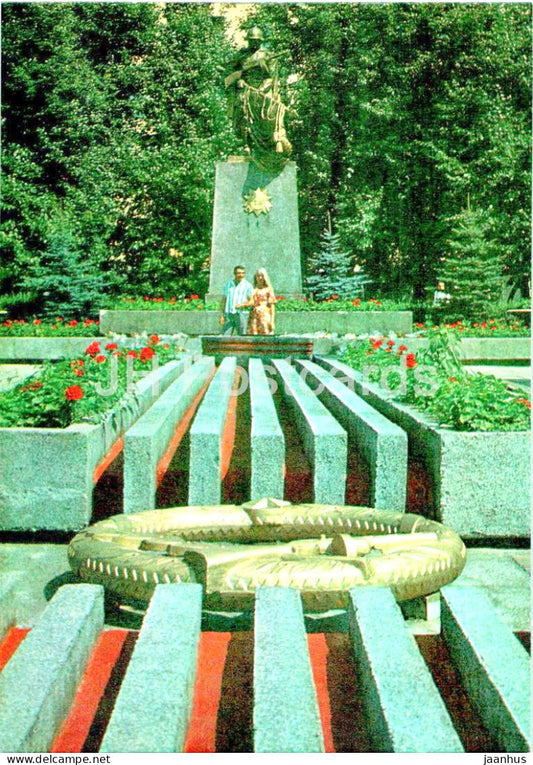 Gomel - common grave of Soviet soldiers in Labour Square - monument - 1976 - Belarus USSR - unused - JH Postcards