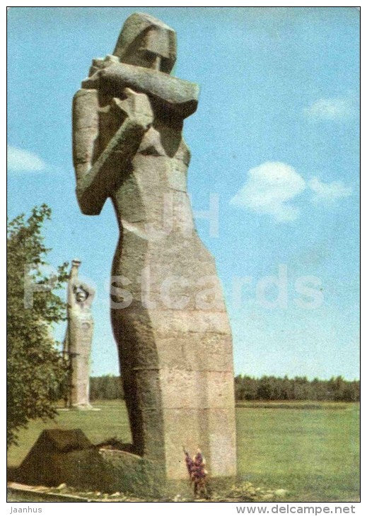 The Humiliated - sculpture - Salaspils Memorial Ensemble - old postcard - Latvia USSR - unused - JH Postcards