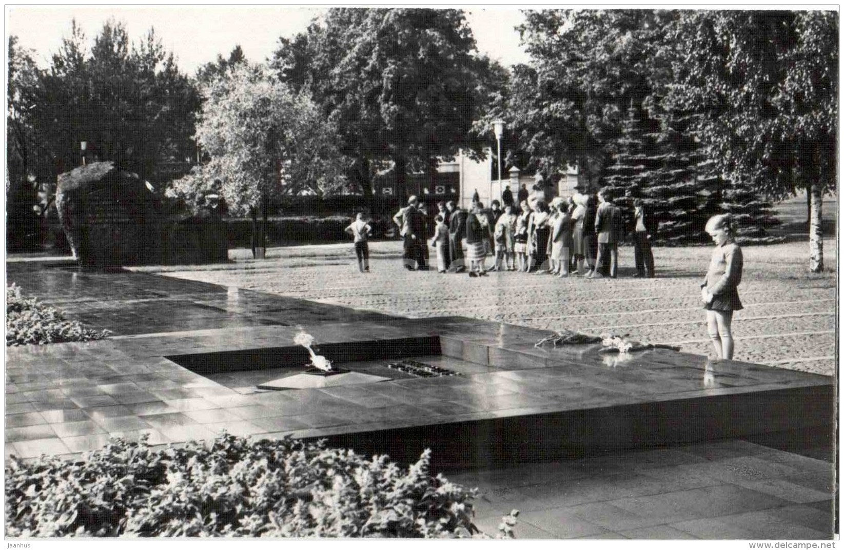 Bed of honor - Unkown soldiers grave - eternal flame - Petrozavodsk - 1987 - Russia USSR - unused - JH Postcards