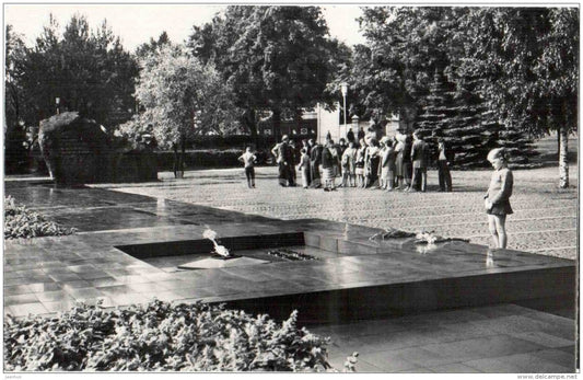 Bed of honor - Unkown soldiers grave - eternal flame - Petrozavodsk - 1987 - Russia USSR - unused - JH Postcards