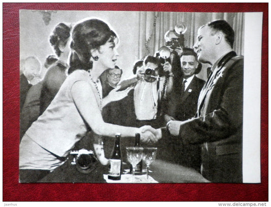 meeting with italian actress Gina Lollobrigida - cosmonaut - Yuri Gagarin - 1969 - Russia USSR - unused - JH Postcards