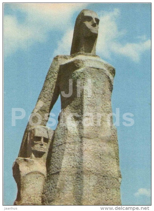 Mother - sculpture - Salaspils Memorial Ensemble - old postcard - Latvia USSR - unused - JH Postcards