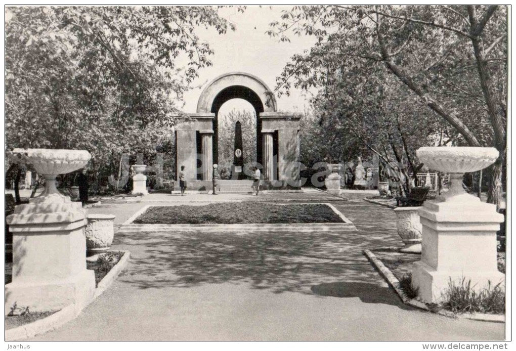 monument at the grave of Chernyshevsky - Saratov - 1965 - Russia USSR - unused - JH Postcards