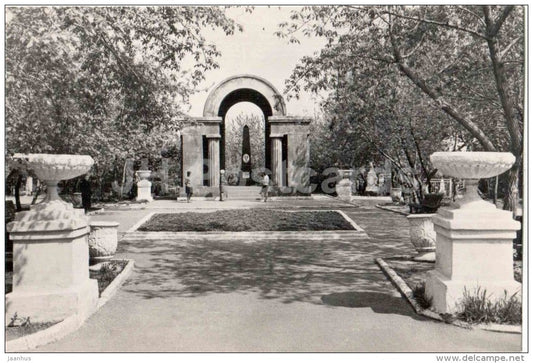 monument at the grave of Chernyshevsky - Saratov - 1965 - Russia USSR - unused - JH Postcards