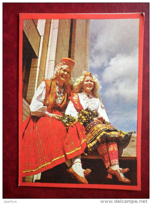 Greeting Card - Ladies in Estonian folk costumes - tulips - flowers - 1978 - Estonia USSR - unused - JH Postcards