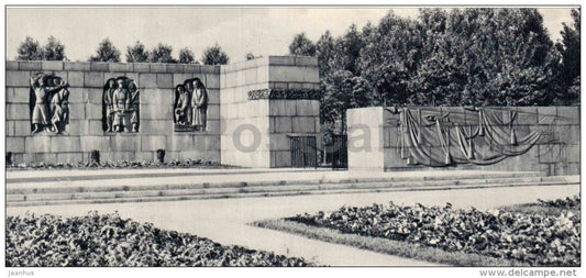 The Memorial Wall - Piskaryovskoye Memorial Cemetery - Leningrad - 1967 - Russia USSR - unused - JH Postcards