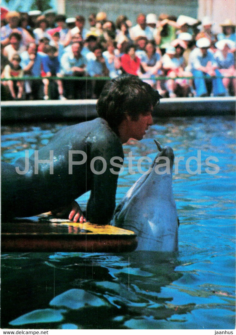 Batumi Dolphinarium - dolphin - giving fish - 1980 - Georgia USSR - unused - JH Postcards