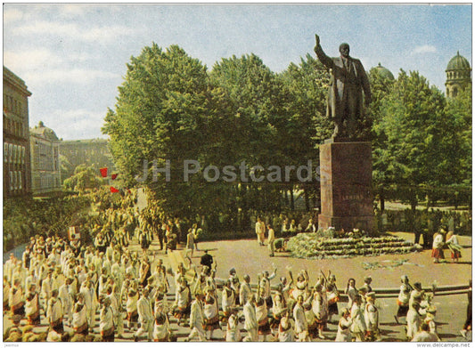 By monument to Lenin - Folk Costumes - Riga - Latvia USSR - unused - JH Postcards