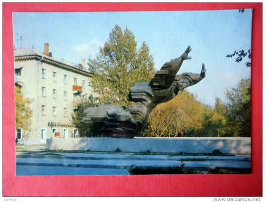 monument to Mikhail Panikakha , a legendary defender of Stalingrad - Volgograd - 1983 - USSR Russia - unused - JH Postcards