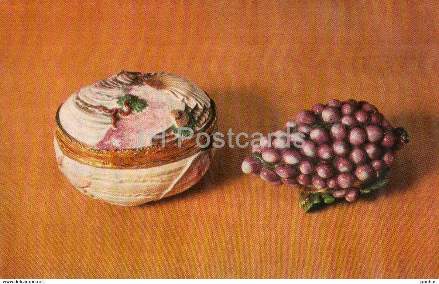 Snuff Boxes - shell - bunch of grapes - porcelain - Vinogradov Porcelains - 1974 - Russia USSR - unused - JH Postcards