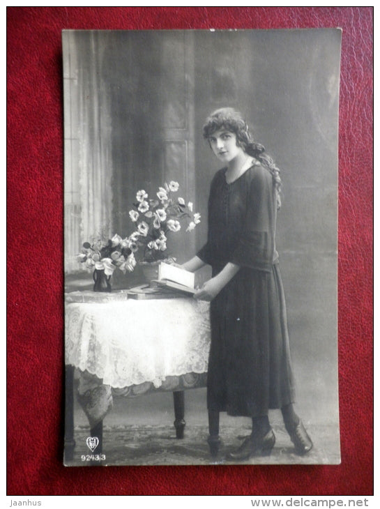 lady with book - HB 9243/3 - old postcard - circulated in Estonia - used - JH Postcards
