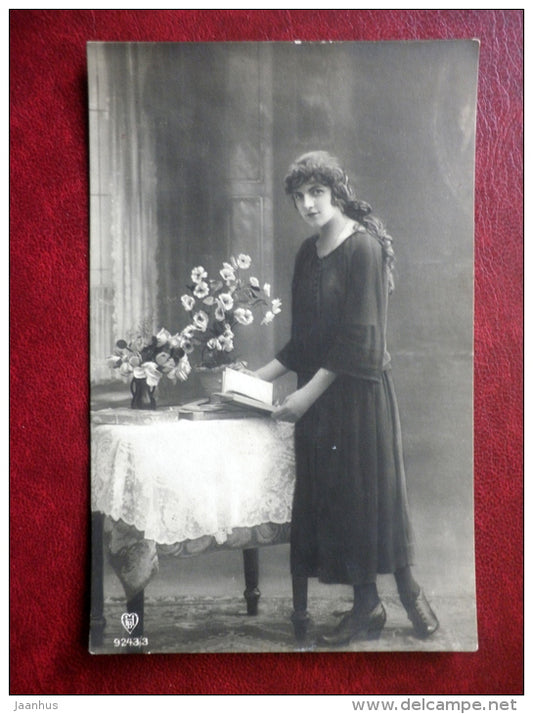 lady with book - HB 9243/3 - old postcard - circulated in Estonia - used - JH Postcards