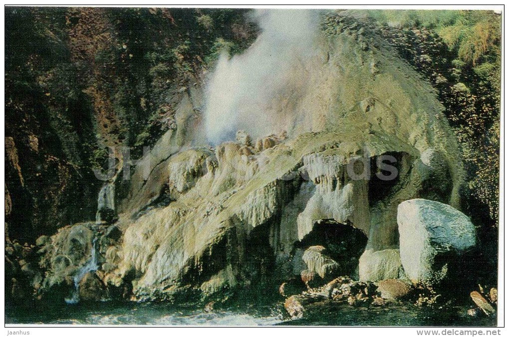 Malachitovyi Grot (cave) source - Kamchatka - in the land of volcanoes - 1971 - Russia USSR - unused - JH Postcards