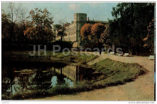 Palace park - View of the Palace from the Carpian pond - Gatchina - 1973 - Russia USSR - unused - JH Postcards