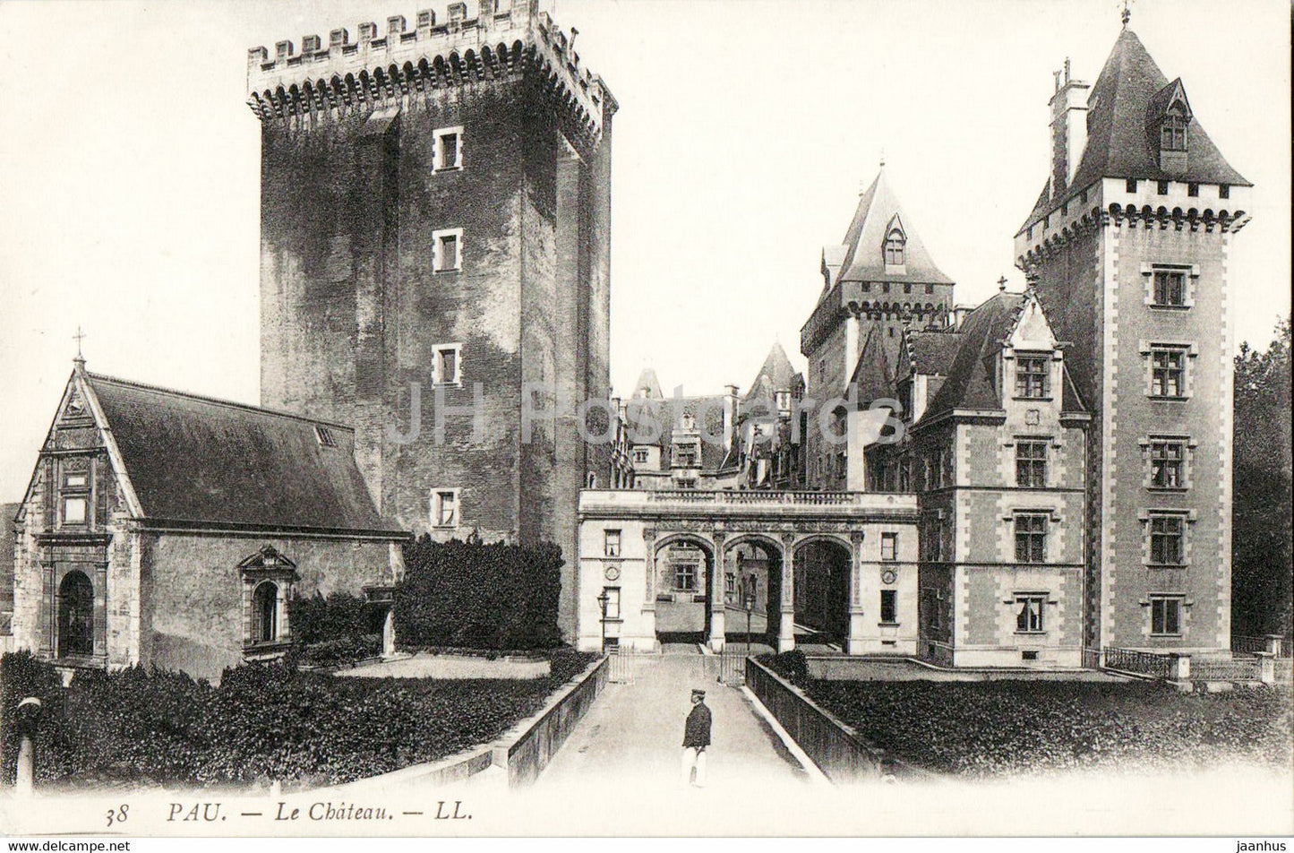 Pau - Le Chateau - 38- castle - old postcard - France - unused - JH Postcards