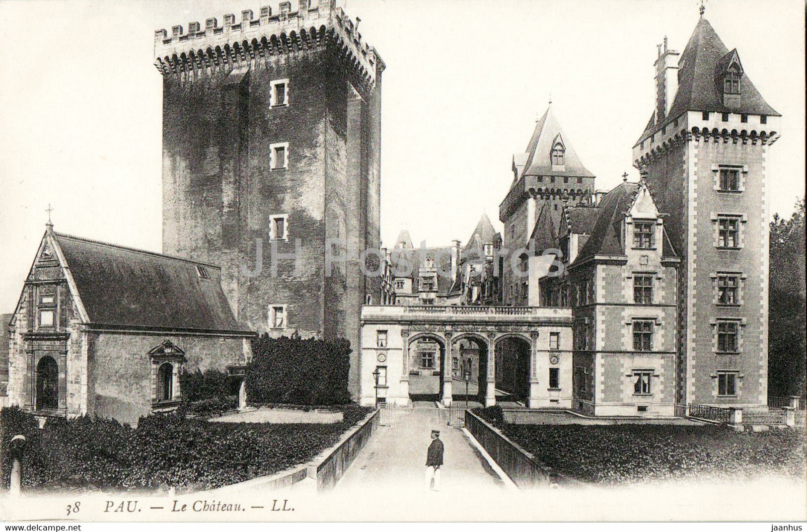 Pau - Le Chateau - 38- castle - old postcard - France - unused - JH Postcards