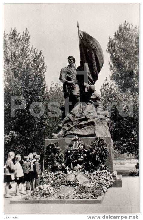 monument to the fighters of the socialist revolution - Saratov - 1965 - Russia USSR - unused - JH Postcards
