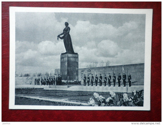 guard of honour by the memorial wall - Piskaryovskoye Memorial Cemetery - Leningrad  - 1962 - Russia USSR - unused - JH Postcards