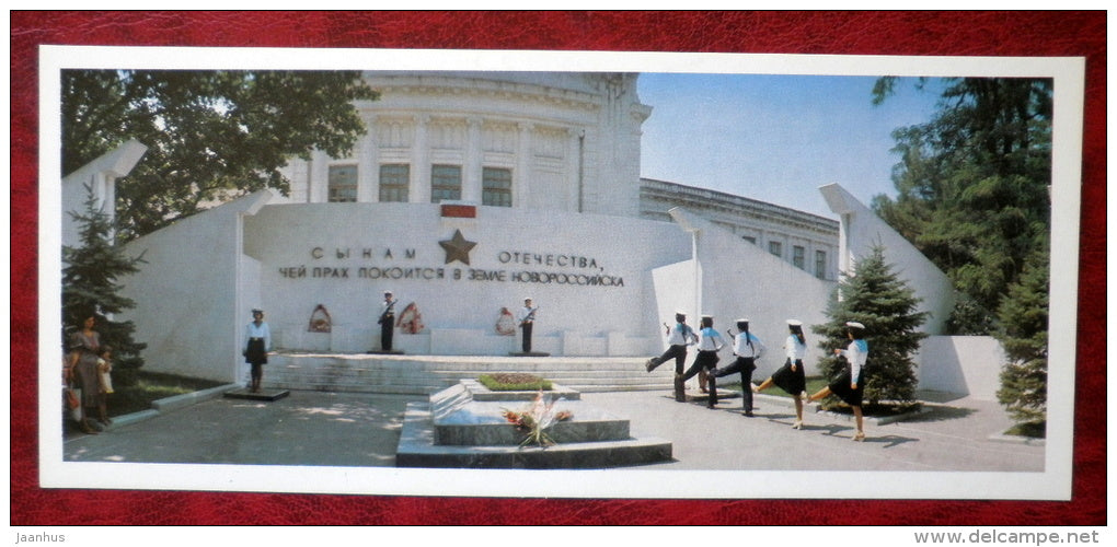Heroes' Square - Novorossiysk - 1982 - Russia USSR - unused - JH Postcards